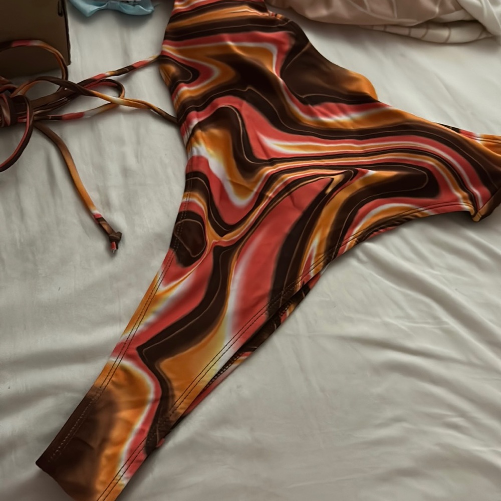 1 piece sexy bathing suit fit for a size Small if you are a XS I don’t recommend